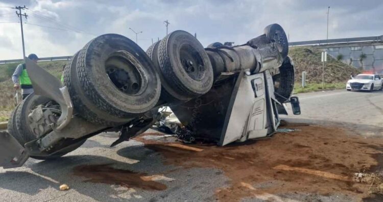 Tráiler cae desnivel Apodaca