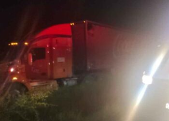 Tráiler de Coca-Cola se sale de la autopista rumbo a Nuevo Laredo, Tamaulipas
