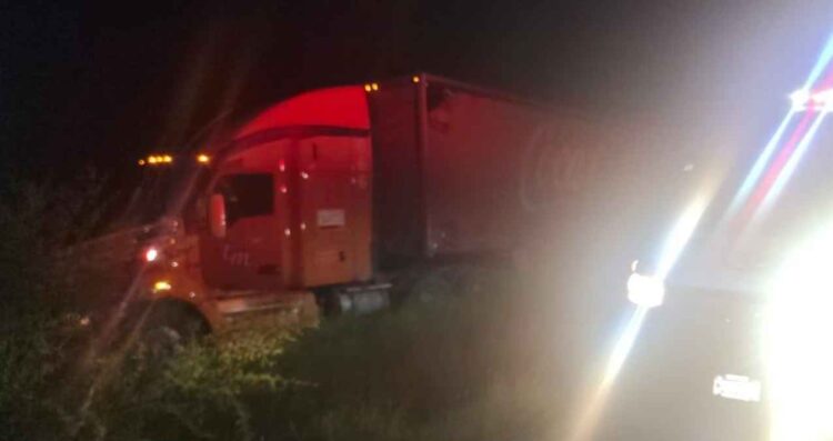 Tráiler de Coca-Cola se sale de la autopista rumbo a Nuevo Laredo, Tamaulipas