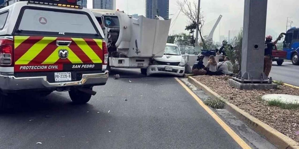 Tráiler de plataforma se impacta contra un vehículo en la Avenida Antonio L. Rodríguez de Monterrey, NL