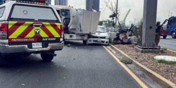 Tráiler de plataforma se impacta contra un vehículo en la Avenida Antonio L. Rodríguez de Monterrey, NL