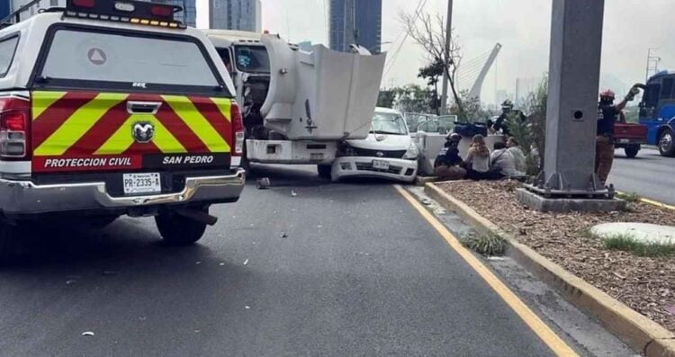 Tráiler de plataforma se impacta contra un vehículo en la Avenida Antonio L. Rodríguez de Monterrey, NL