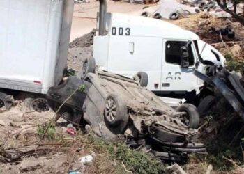 Tráiler impacta autos Tlajomulco
