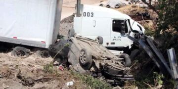 Tráiler impacta autos Tlajomulco