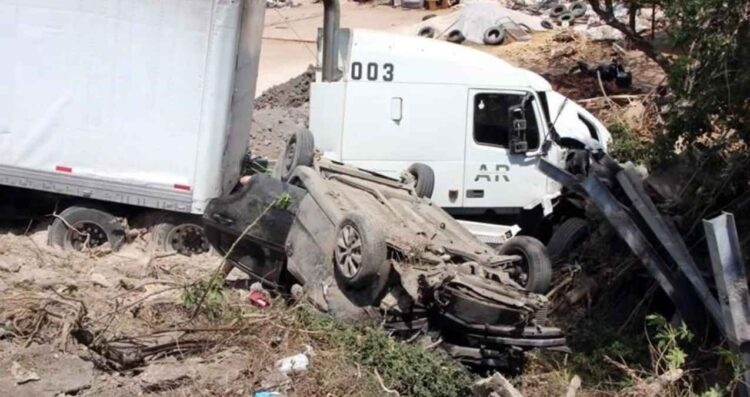 Tráiler impacta autos Tlajomulco
