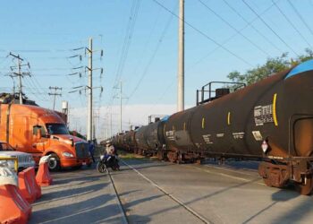 Tráiler intenta ganarle al tren y termina volcado en San Nicolás, Nuevo León