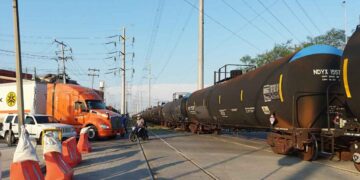 Tráiler intenta ganarle al tren y termina volcado en San Nicolás, Nuevo León
