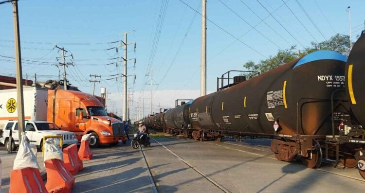 Tráiler intenta ganarle al tren y termina volcado en San Nicolás, Nuevo León