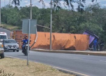 Tráiler pierde el control y vuelca en carretera de Marín, Nuevo León
