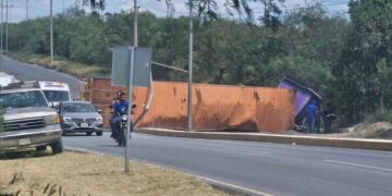 Tráiler pierde el control y vuelca en carretera de Marín, Nuevo León