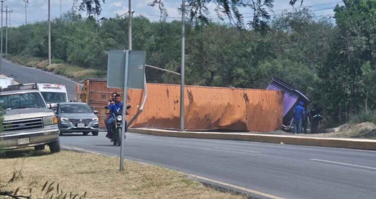Tráiler pierde el control y vuelca en carretera de Marín, Nuevo León