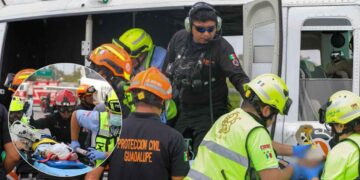 Trasladan en helicóptero a un hospital a 2 de los que resultaron lesionados en la volcadura del autobús en Hualahuises, NL