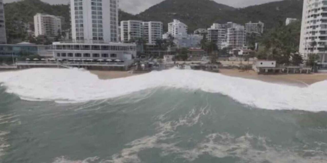 Turistas son arrastrados por fuerte oleaje en Acapulco pese a advertencias por mar de fondo