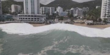 Turistas son arrastrados por fuerte oleaje en Acapulco pese a advertencias por mar de fondo