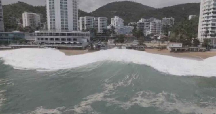 Turistas son arrastrados por fuerte oleaje en Acapulco pese a advertencias por mar de fondo