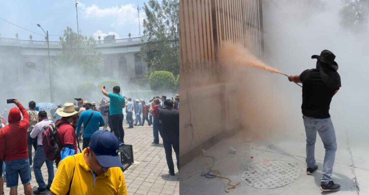VIDEOS: Maestros de la CNTE intentan entrar a la fuerza a las instalaciones de la Segob
