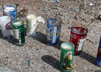 Vecinos colocan veladoras Pesquería