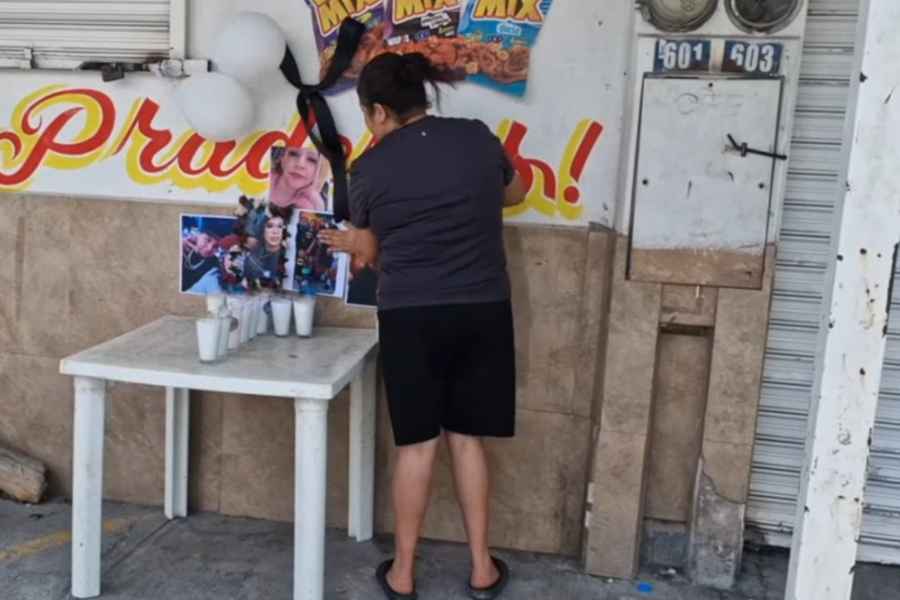 Vecinos de Escobedo colocan altar en honor a las víctimas del accidente en Hualahuises, NL