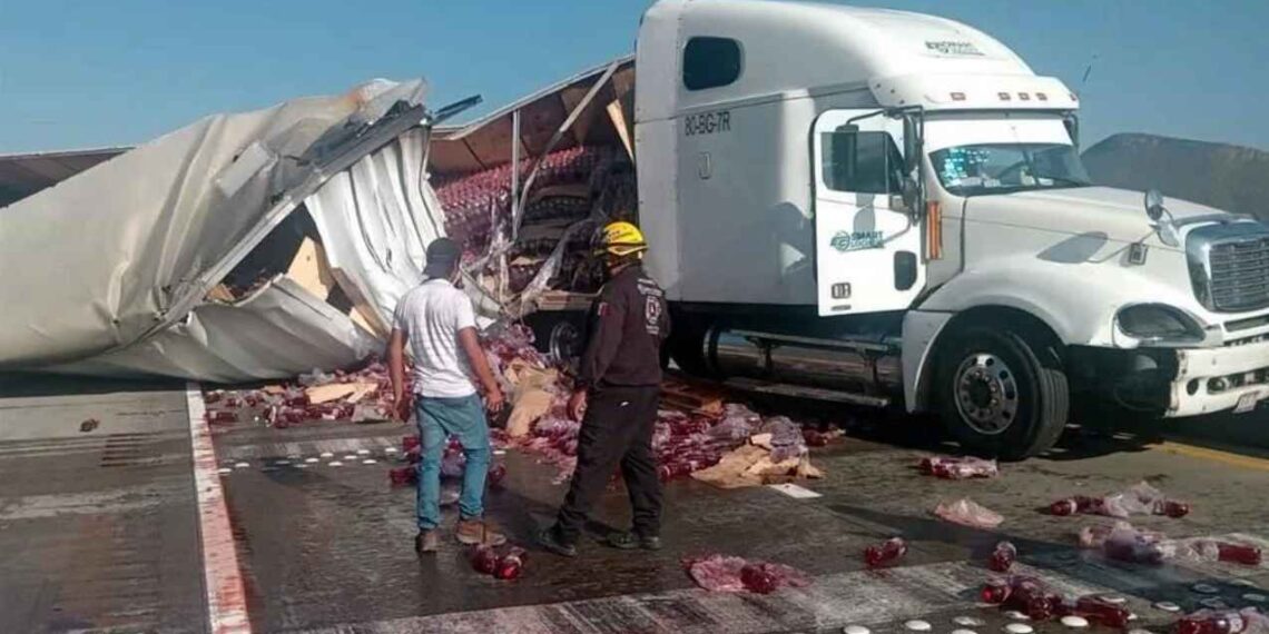 Vuelca caja de tráiler en la autopista Saltillo-Monterrey