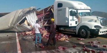 Vuelca caja de tráiler en la autopista Saltillo-Monterrey