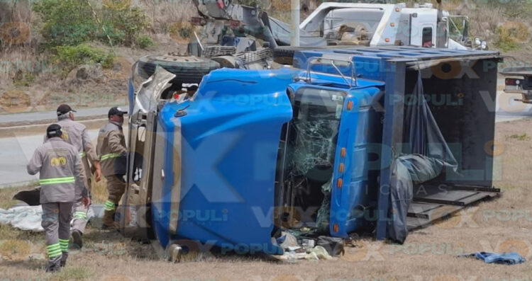 Vuelca camión tras chocar contra camioneta en Altamira, Tamaulipas