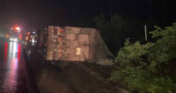 Vuelca tráiler cargado con arroz en la carretera Rumbo Nuevo en Tamaulipas