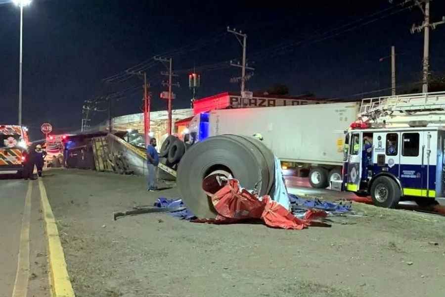 Vuelca tráiler cargado con rollo de acero en la Avenida Manuel L. Barragán de San Nicolás, NL