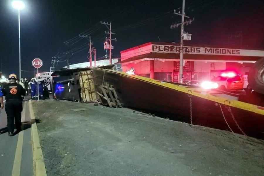 Vuelca tráiler cargado con rollo de acero en la Avenida Manuel L. Barragán de San Nicolás, NL