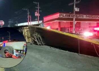Vuelca tráiler cargado con rollo de acero en la Avenida Manuel L. Barragán de San Nicolás, NL