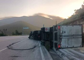Vuelca tráiler con jitomates en Palmillas, Tamaulipas