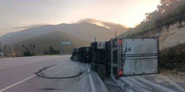 Vuelca tráiler con jitomates en Palmillas, Tamaulipas