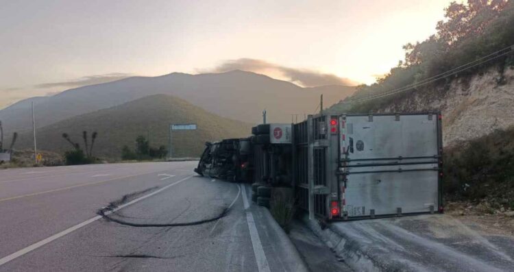 Vuelca tráiler con jitomates en Palmillas, Tamaulipas