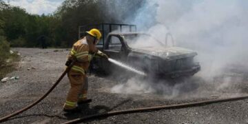 incendio consume camioneta Montemorelos