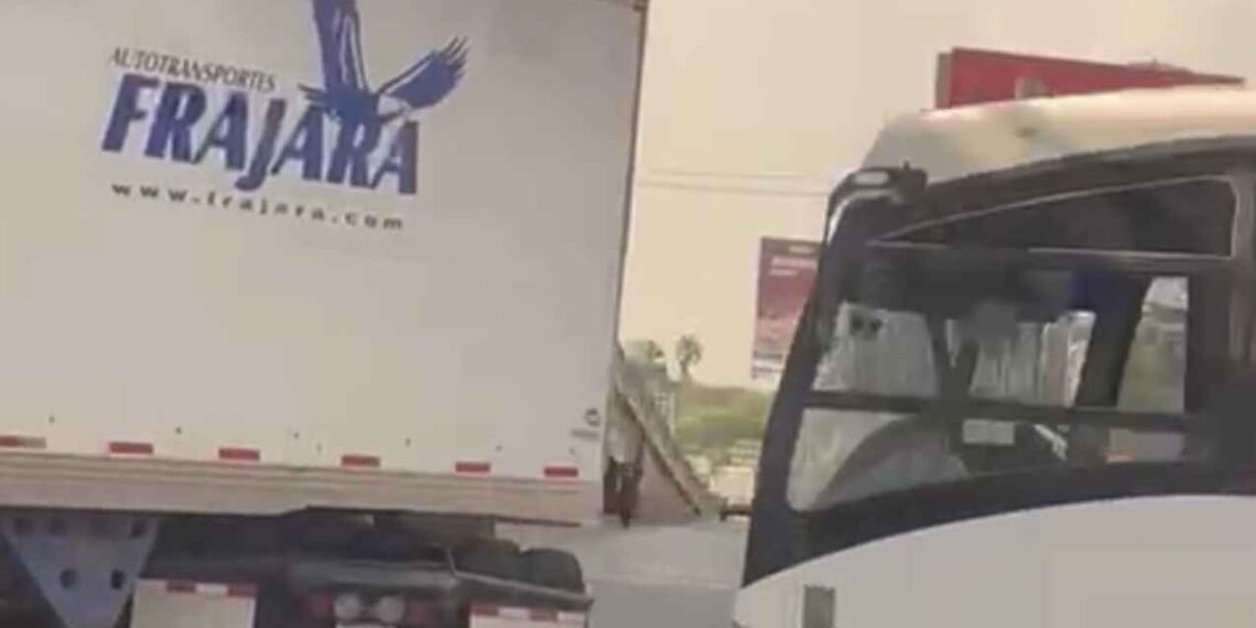 tráiler impacta camión Monterrey