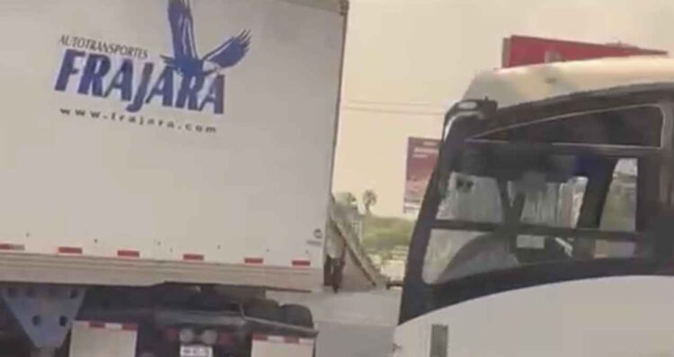tráiler impacta camión Monterrey