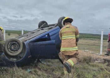 _volcadura auto en Linares