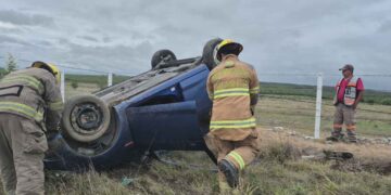_volcadura auto en Linares