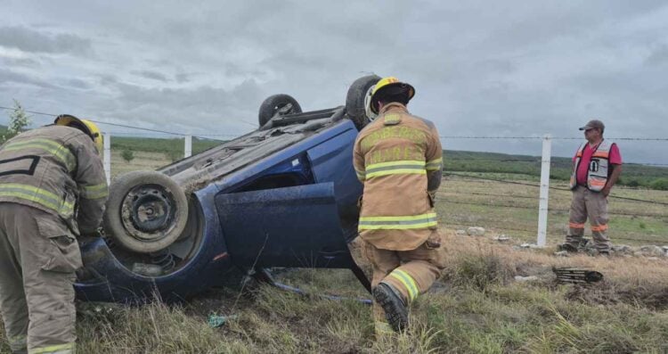 _volcadura auto en Linares