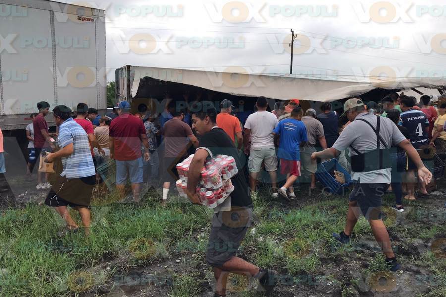 volcadura de tráiler con cerveza en Güémez