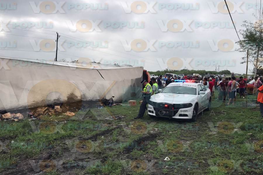 volcadura de tráiler con cerveza en Güémez