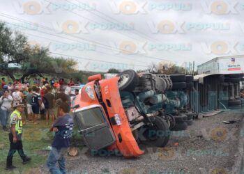 volcadura de tráiler con cerveza en Güémez
