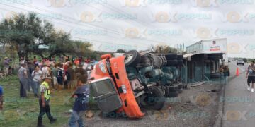 volcadura de tráiler con cerveza en Güémez
