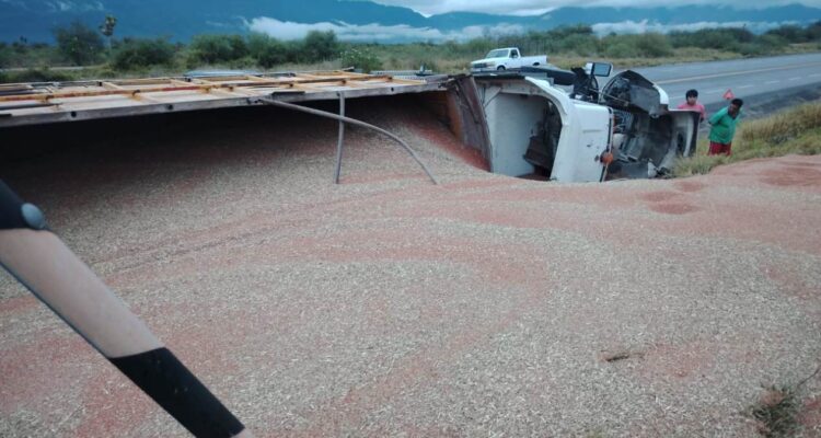 volcadura en Jaumave Tamaulipas