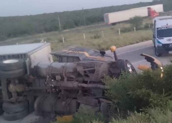 volcadura tráiler Laredo–Monterrey