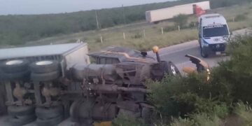 volcadura tráiler Laredo–Monterrey