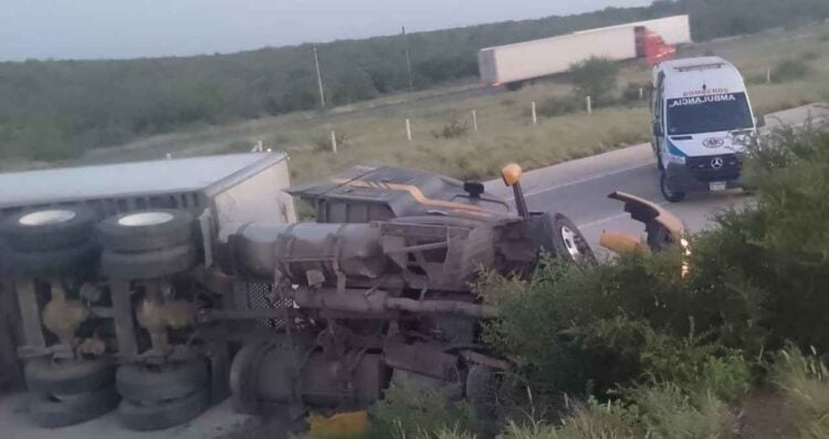 volcadura tráiler Laredo–Monterrey
