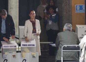 ¡Viva la democracia! Claudia Sheinbaum emite su voto en la elección judicial