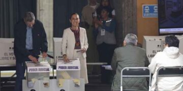 ¡Viva la democracia! Claudia Sheinbaum emite su voto en la elección judicial