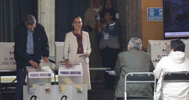 ¡Viva la democracia! Claudia Sheinbaum emite su voto en la elección judicial