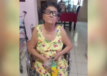 mujer adulta mayor Victoria ayuda